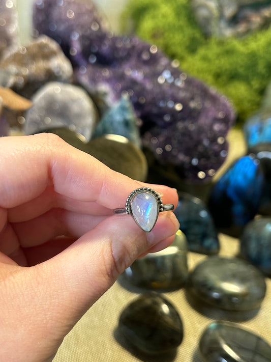 Moonstone Petite Ring (S6)